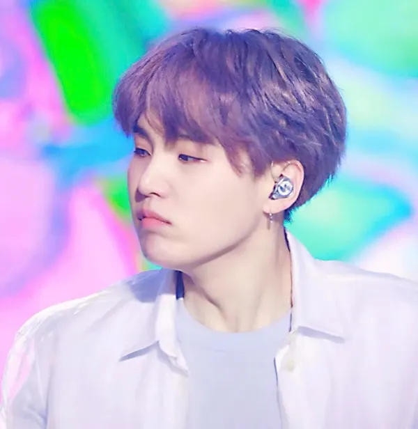 Ảnh suga ngầu có một người đàn ông mặc áo sơ mi trắng và tai nghe