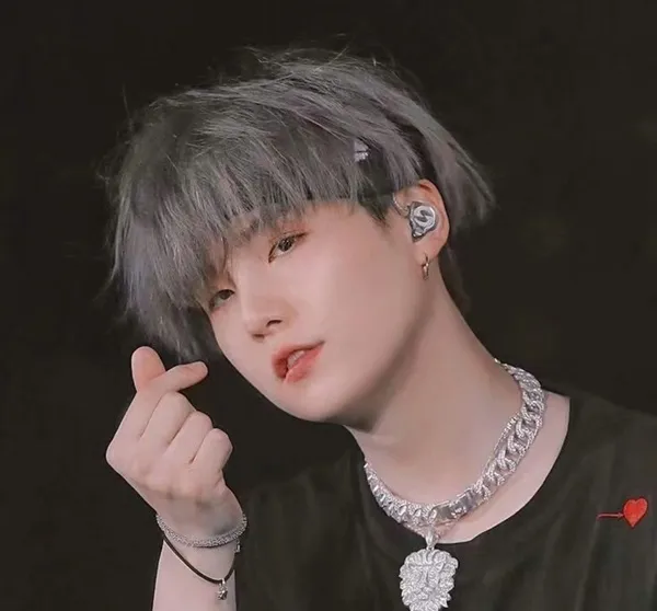 Ảnh suga ngầu đây là hình của một người đàn ông có mái tóc màu xám mặc áo sơ mi đen