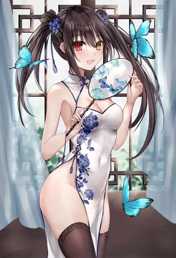Ảnh kurumi tokisaki sexy có một người phụ nữ mặc chiếc váy trắng và xanh cầm quạt