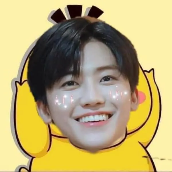 Ảnh trai đẹp cute đây là hình của một người đàn ông với khuôn mặt pikachu