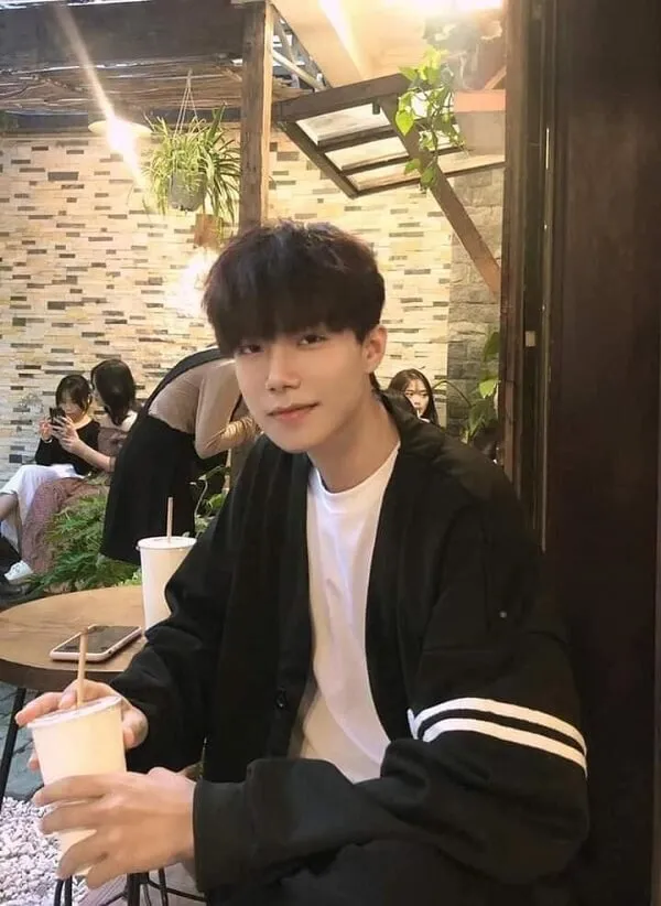 anh trai dep 12 tuoi hinh anh trai dep 12 tuoi co mot nguoi dan ong ngoi tren ban voi