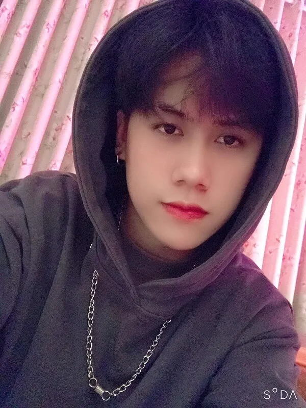 Trai đẹp 12 tuổi có một chàng trẻ mặc áo hoodie tạo dáng cho bức ảnh