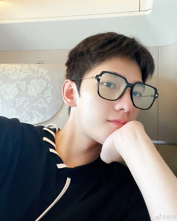 Ảnh trai cute có một chàng trẻ với kính ngồi trên máy bay