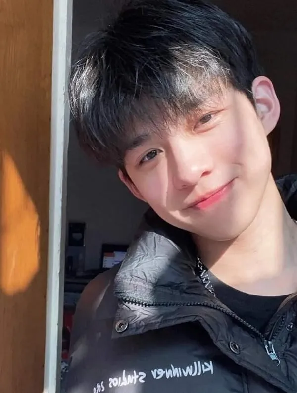 Ảnh trai đẹp cute có một người đàn ông đang đứng trước cửa