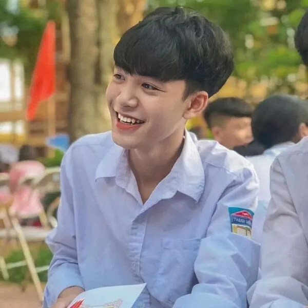 Ảnh trai đẹp đi học có hai chàng đang ngồi cạnh nhau