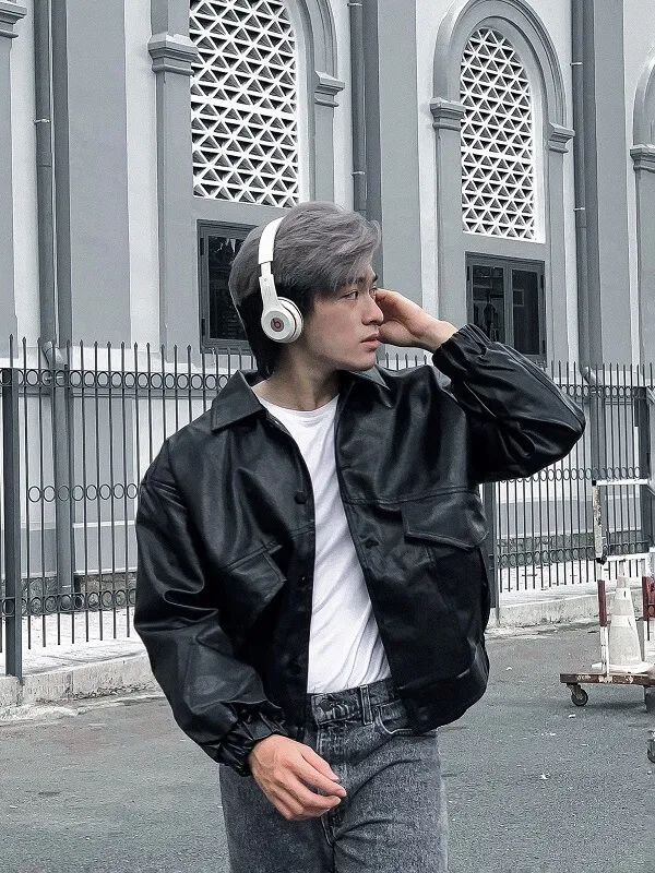 Ảnh trai đẹp hàn quốc ngầu có một thanh niên đeo tai nghe đứng trên đường phố