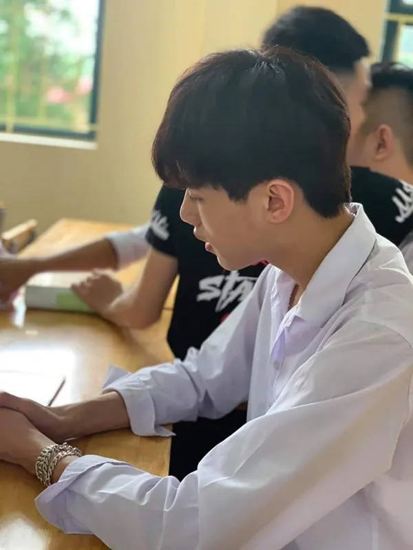 Ảnh trai đẹp đi học có một người đàn ông đang ngồi bàn với máy tính xách tay