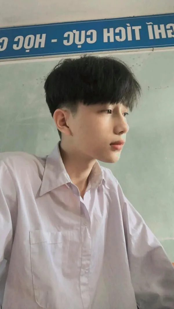 Ảnh trai đẹp học sinh có một chàng trẻ đang đứng trước bảng đen