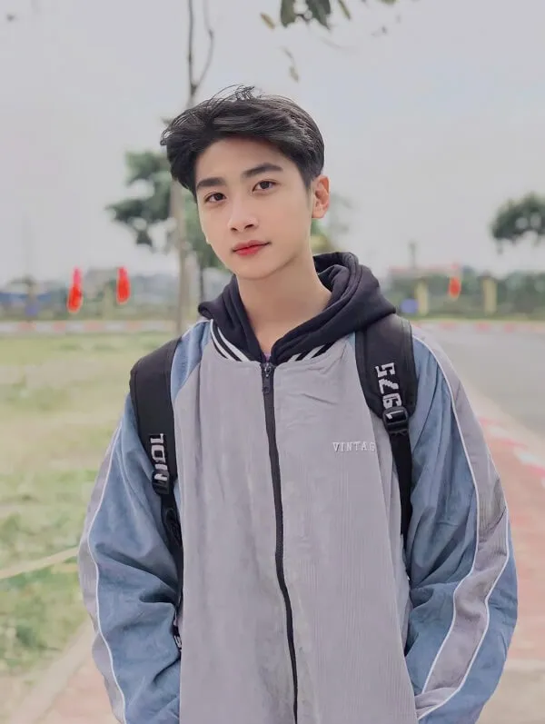 Ảnh trai đẹp học sinh có một chàng trẻ đứng bên đường