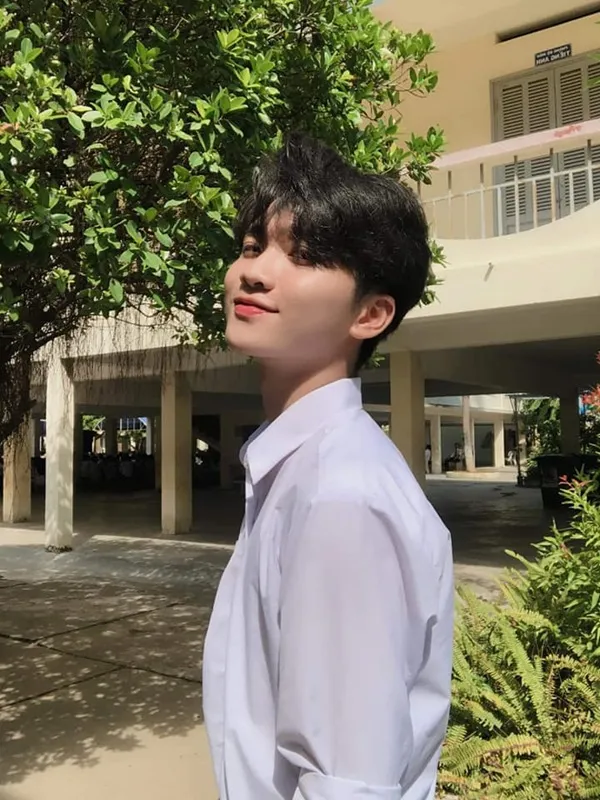 Ảnh trai đẹp học sinh có một người đàn ông đang đứng trước tòa nhà