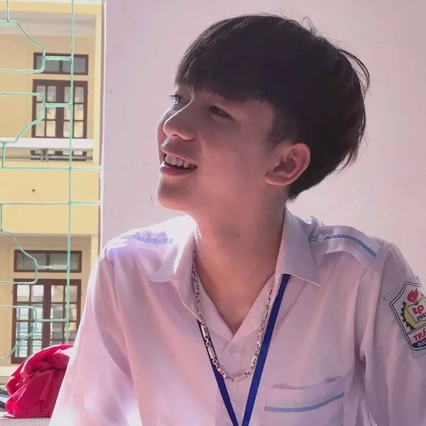 Ảnh trai đẹp lớp có một người đàn ông đang ngồi xuống với điện thoại di động