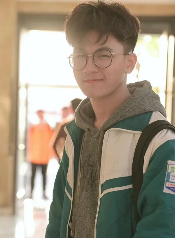 Ảnh trai học sinh có một chàng trẻ đeo kính và áo khoác màu xanh lá cây trắng