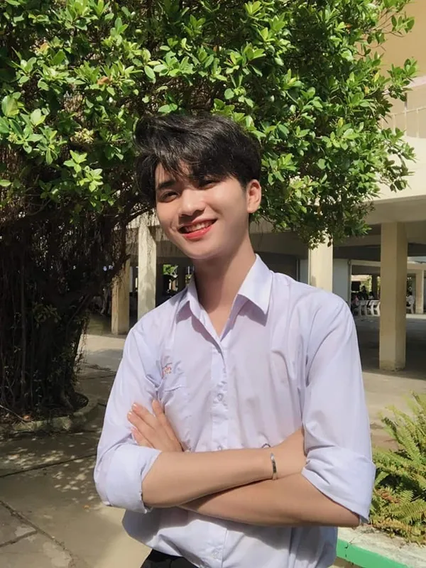 Ảnh trai đẹp học sinh có một chàng trẻ đang đứng trước tòa nhà