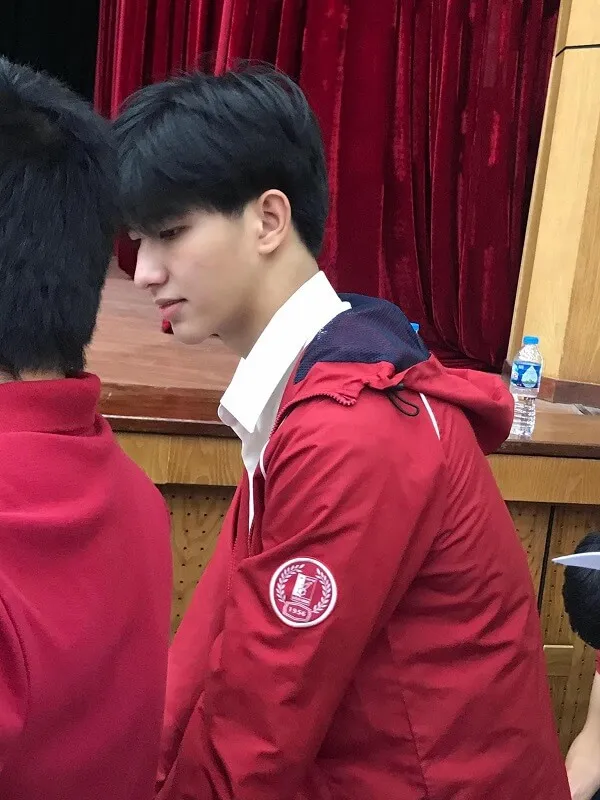 Ảnh trai đẹp học sinh che mặt có hai người đàn ông đứng cạnh nhau trước micro