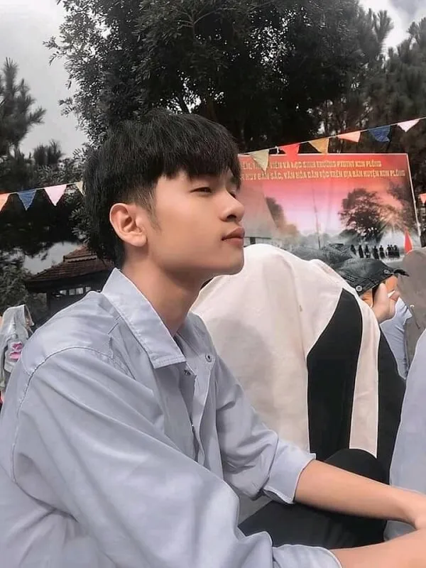 Ảnh trai đẹp học sinh che mặt có một người đàn ông ngồi trên bàn với đĩa thức ăn