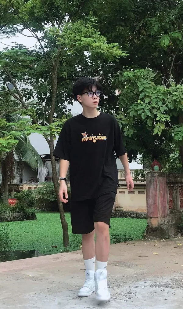 Ảnh trai đẹp học sinh có một chàng trẻ đi trượt ván xuống đường