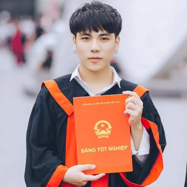 Ảnh trai đẹp học sinh có một người đàn ông đang cầm cuốn sách trong tay