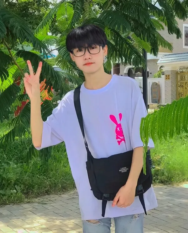 Ảnh trai đẹp học sinh có một người đàn ông đang đứng trên ván trượt đường phố