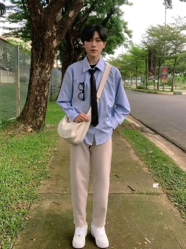 Ảnh trai đẹp học sinh có một người đàn ông đang đứng trên vỉa hè với cái túi