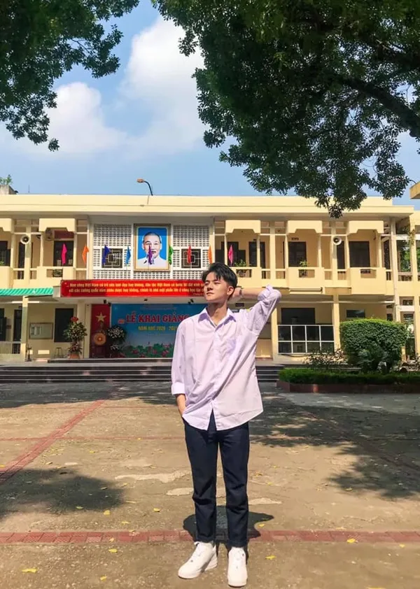 Ảnh trai đẹp học sinh có một người đàn ông đang đứng trước tòa nhà