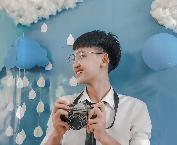 Ảnh trai đẹp đi học có một người đàn ông đang chụp bằng máy