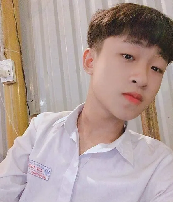 Ảnh trai đẹp lớp có một chàng trẻ mặc áo sơ mi trắng tạo dáng cho bức tranh