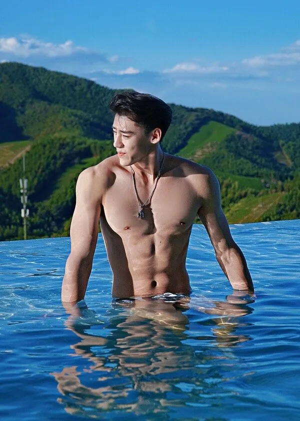 Ảnh trai đẹp múi có một người đàn ông đang đứng trong nước mà không áo