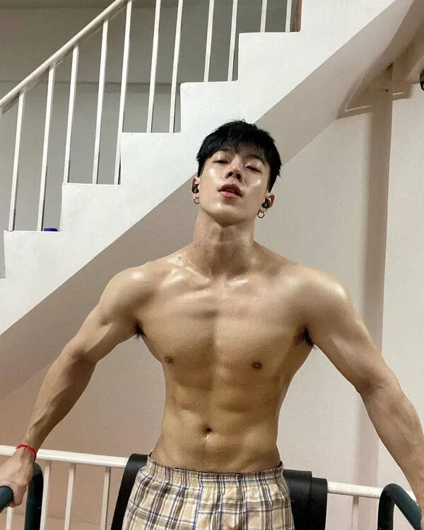 Hình ảnh múi có một người đàn ông không mặc áo đứng trước cái cầu thang