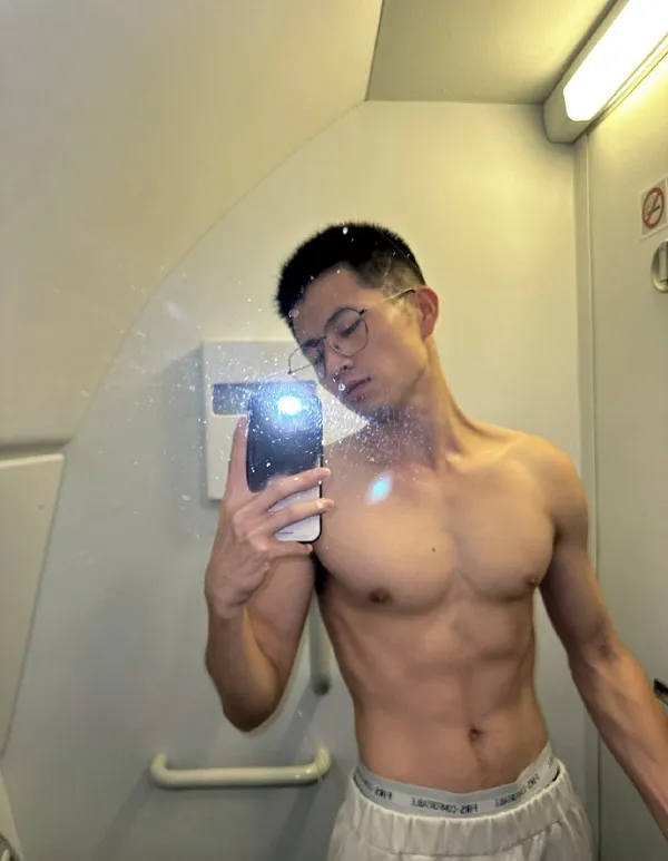 Hình ảnh múi có một người đàn ông không mặc áo chụp tự sướng trong gương