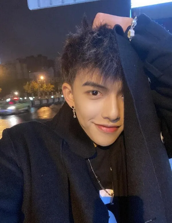 Ảnh trai đẹp quay lưng có một người đàn ông đang tạo ra bức tranh bên nước