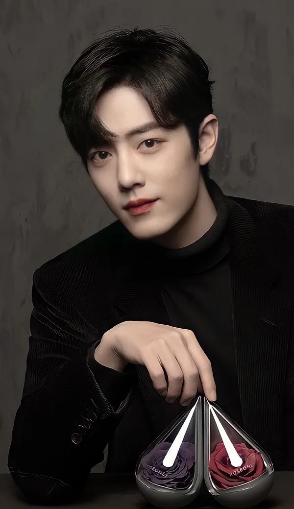 Hot boy ảnh trai đẹp trung quốc tik tok có một người đàn ông đang ngồi bàn với đôi giày