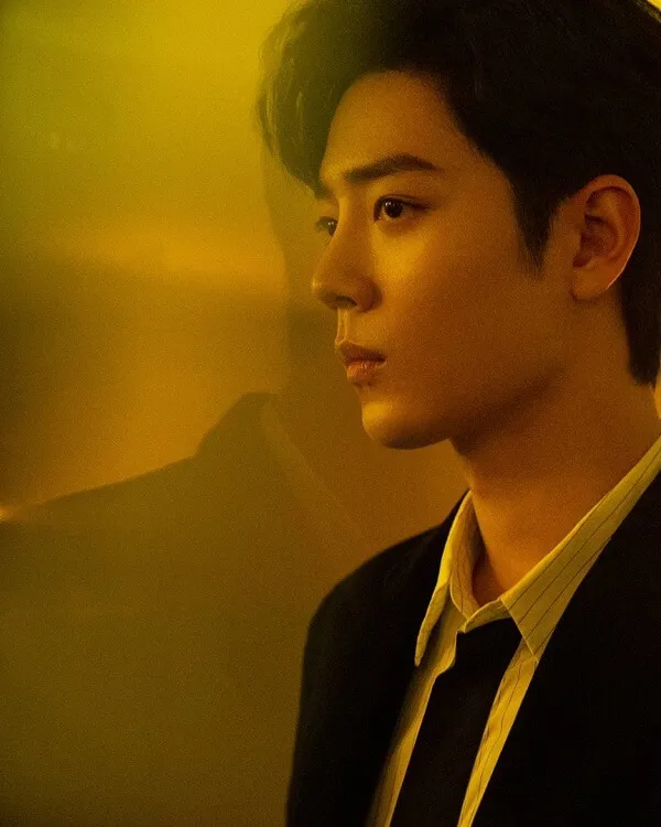 Hot boy ảnh trai đẹp trung quốc tik tok có một người đàn ông mặc bộ đồ và cà vạt đứng trước bức tường