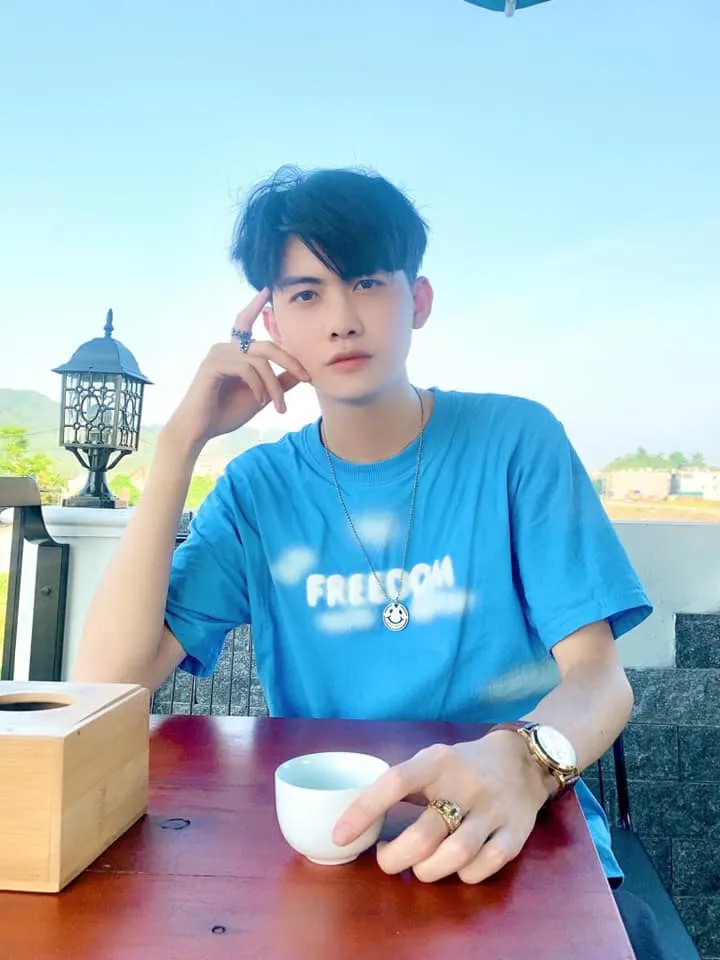 Ảnh trai đẹp học sinh có một người đàn ông ngồi trên bàn với tách cà phê
