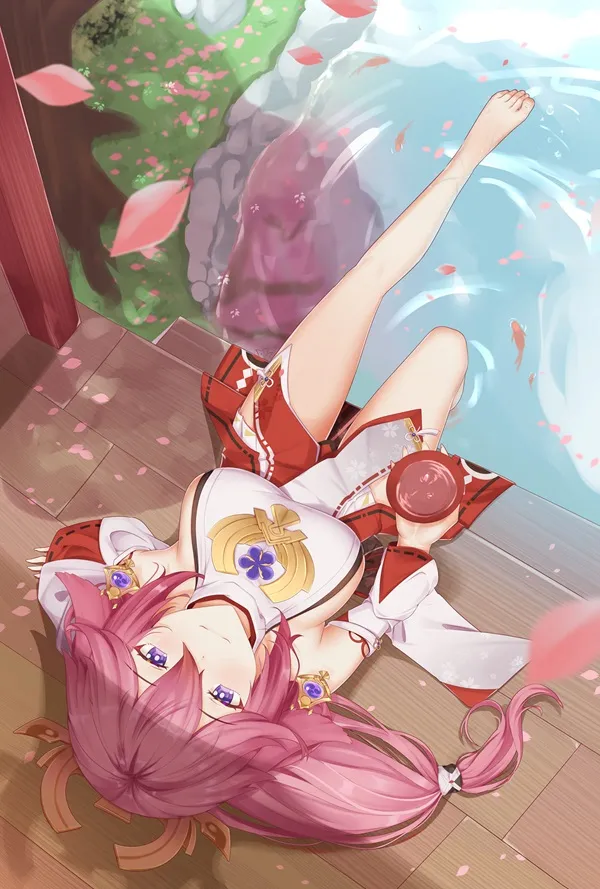 Ảnh yae miko cosplay cô gái anime nằm trên sàn nhà với đôi chân lên không trung