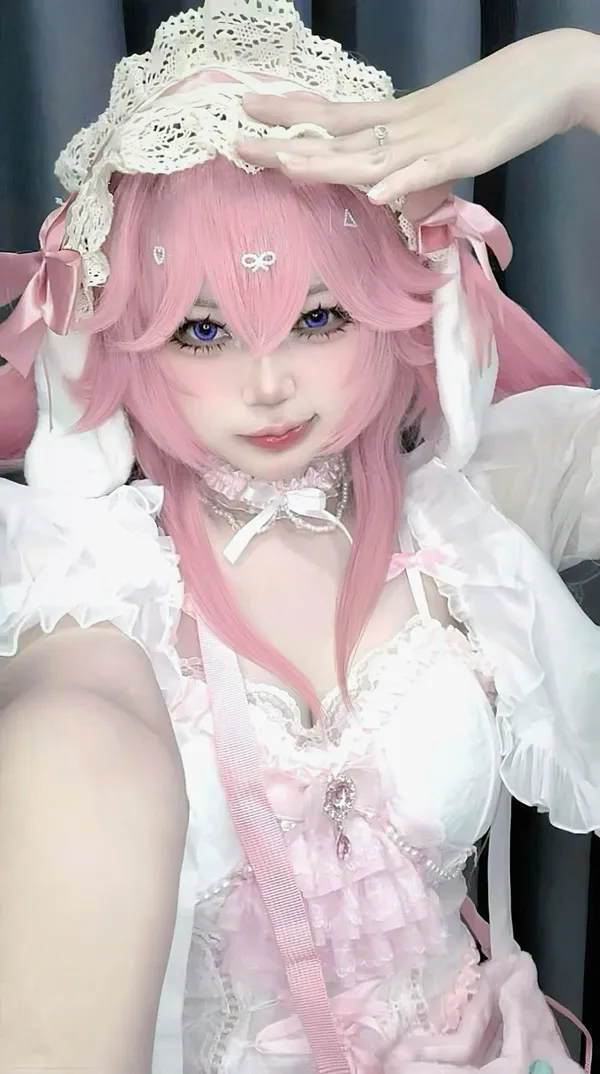 Ảnh yae miko cute có một người phụ nữ mái tóc màu hồng mặc chiếc váy trắng và mũ