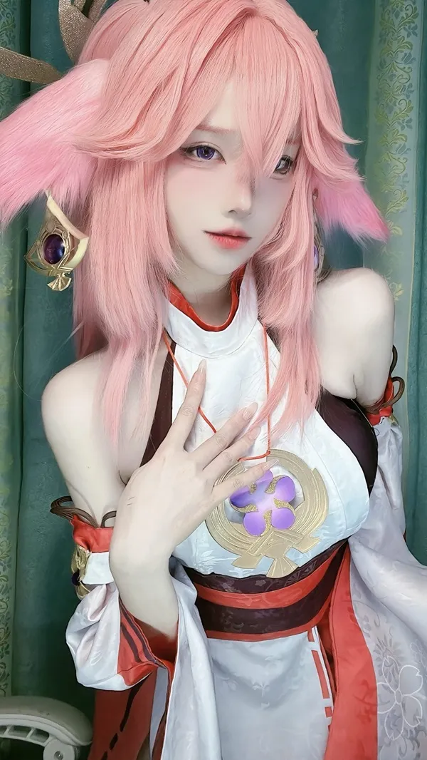 Ảnh yae miko cute có một người phụ nữ mái tóc màu hồng tạo dáng cho bức tranh