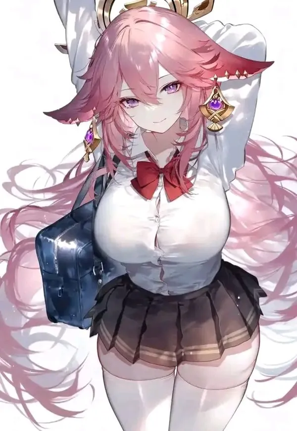 Ảnh yae miko cosplay có một người phụ nữ mái tóc dài màu hồng mặc váy và áo