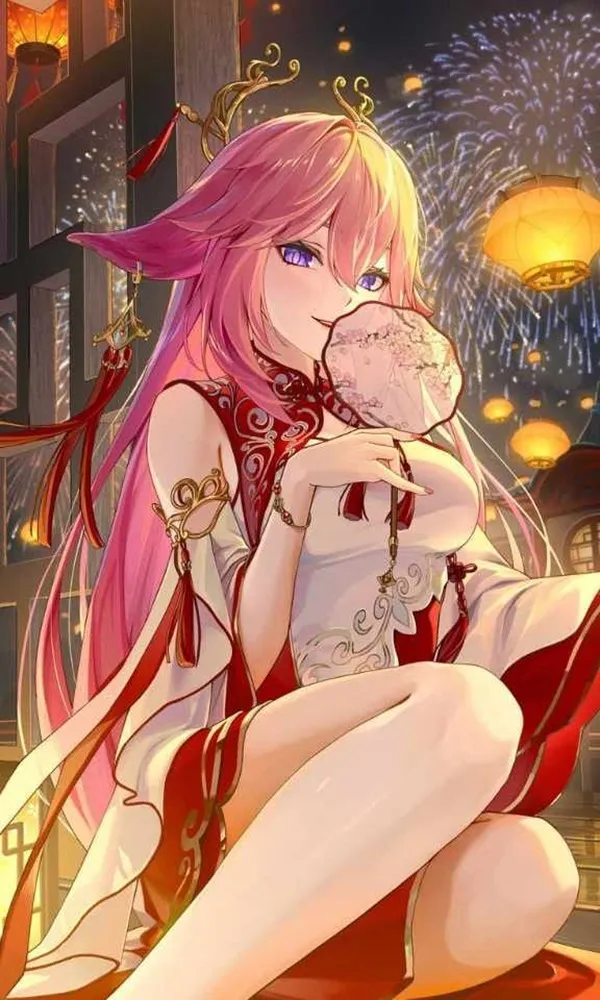 Ảnh yae miko cosplay một cô gái anime với mái tóc màu hồng ngồi trên mặt đất cầm con mèo