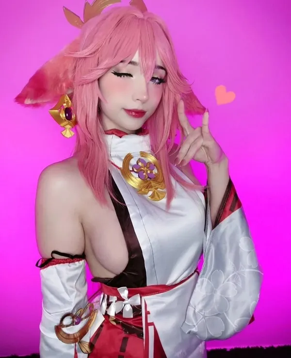 Ảnh yae miko cute đây là hình của một người phụ nữ có mái tóc màu hồng tạo dáng cho bức tranh
