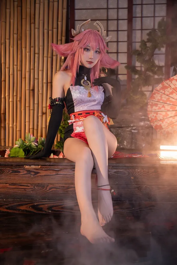 Ảnh yae miko cute có một người phụ nữ đang ngồi trên mặt đất với chiếc
