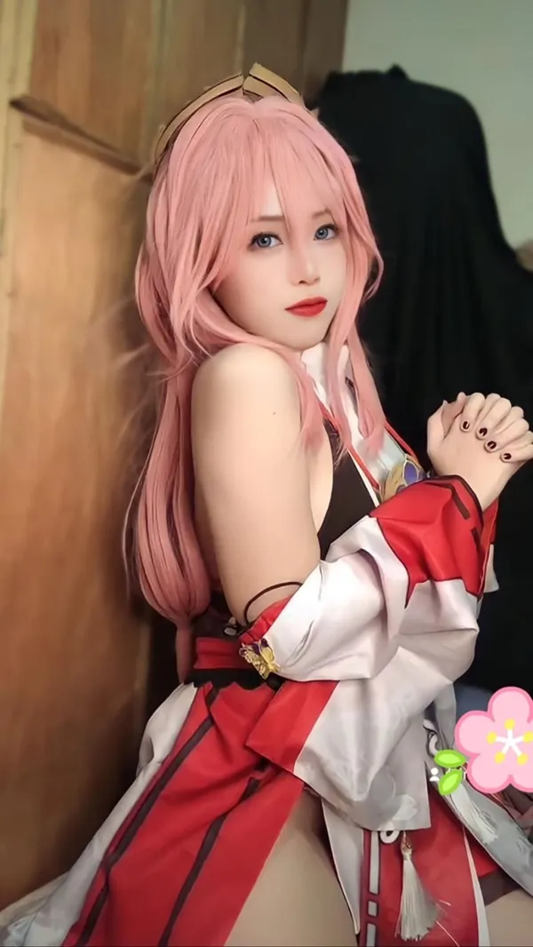 Ảnh yae miko cute có một người phụ nữ mái tóc màu hồng tạo dáng cho bức tranh