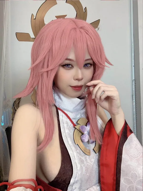 Ảnh yae miko cute có một người phụ nữ mái tóc màu hồng tạo dáng cho bức tranh
