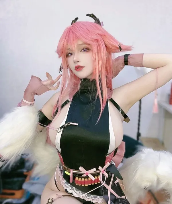 Ảnh yae miko cute có một người phụ nữ mái tóc màu hồng tạo dáng cho bức tranh