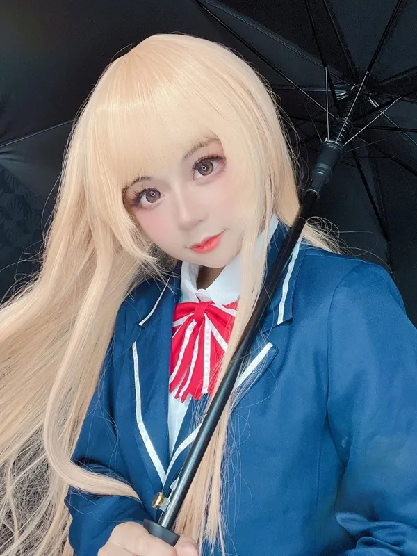 Ảnh shiina mahiru cute có một người phụ nữ mái tóc vàng dài cầm