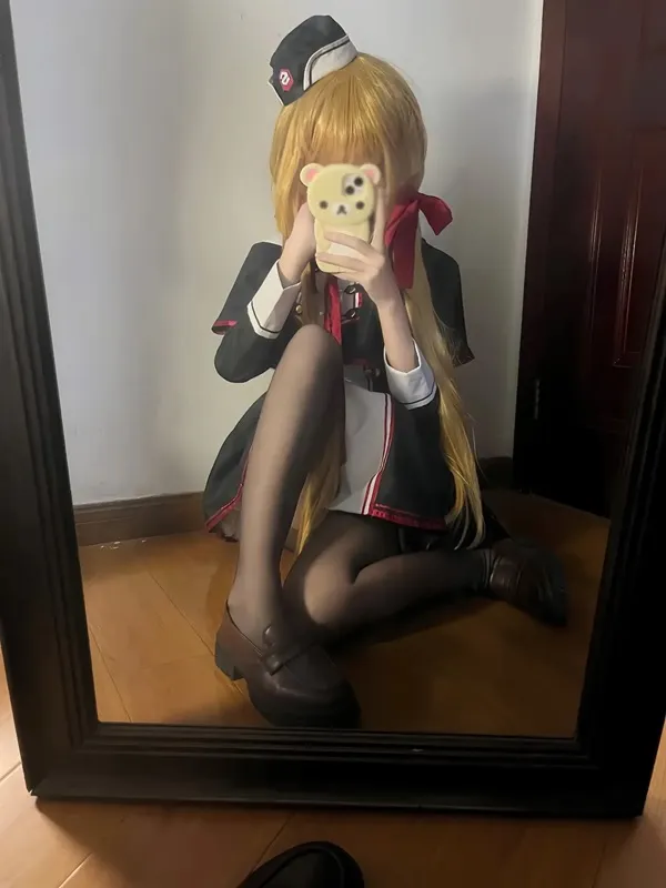 Hình ảnh shiina mahiru có một người phụ nữ đang ngồi trước gương