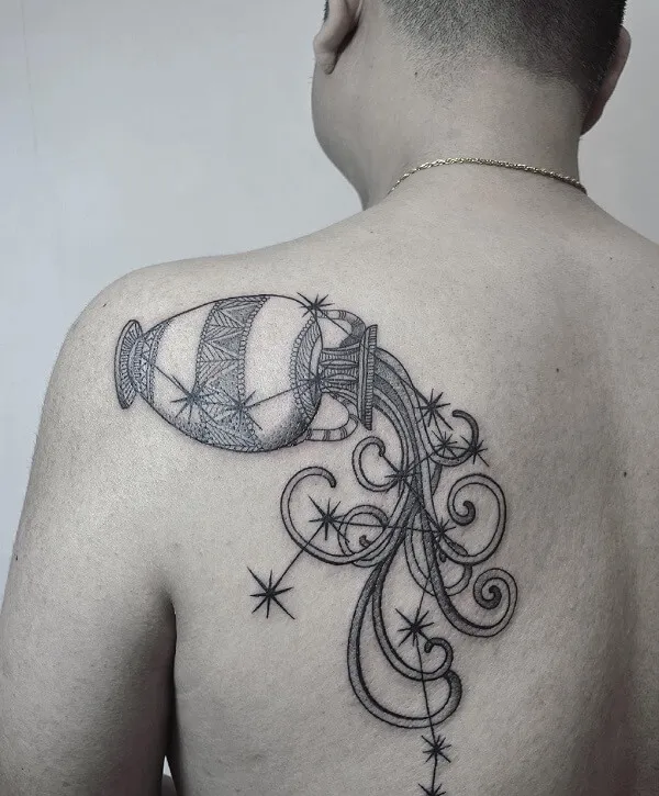 Có một người đàn ông hình xăm trên lưng