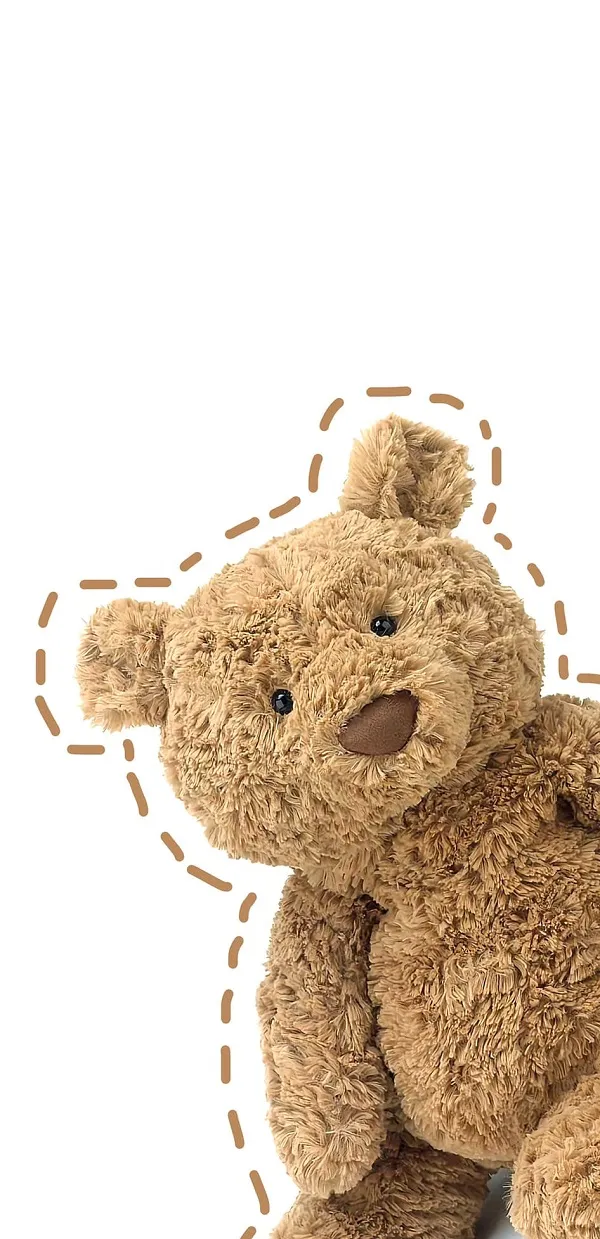 Có một con gấu teddy màu nâu ngồi trên bề mặt trắng