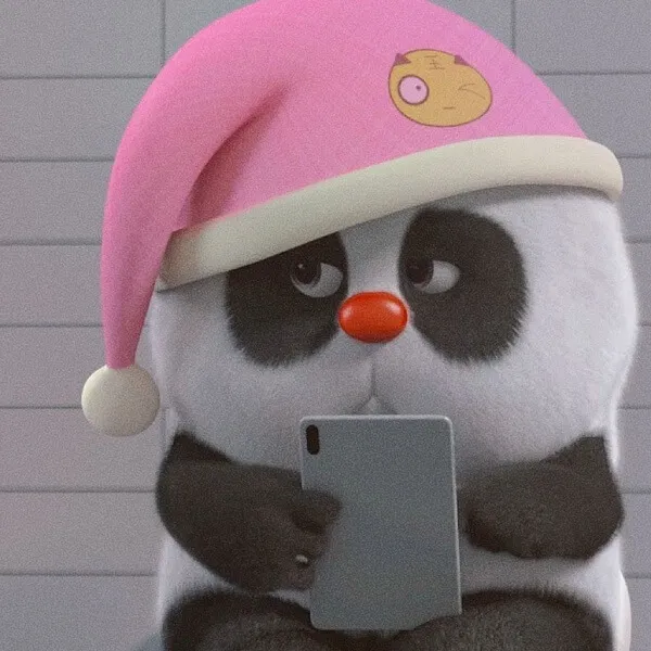 Có một con gấu trúc đội mũ ông già noel và cầm điện thoại di động