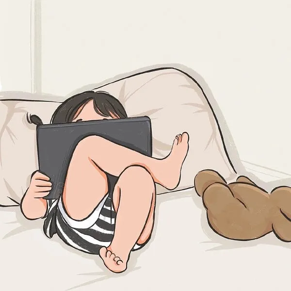 Có một người phụ nữ nằm trên giường với máy tính bảng và con gấu bông