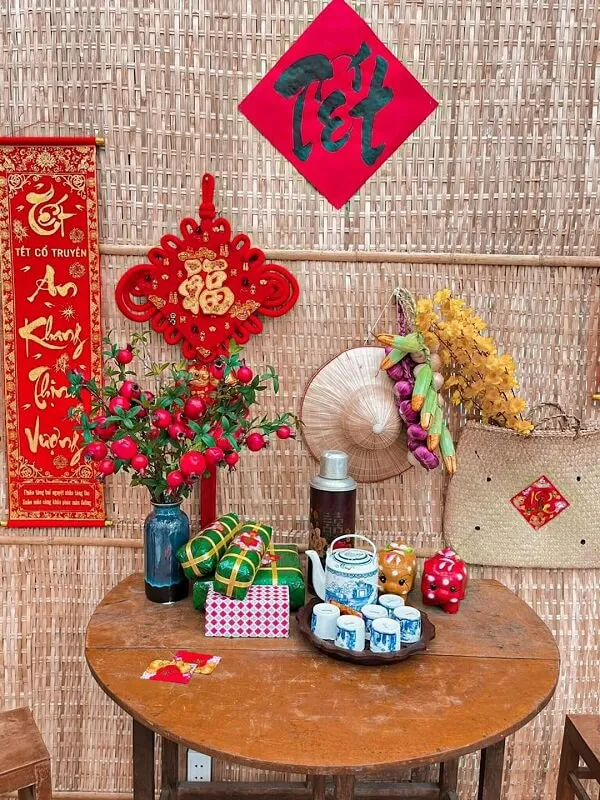 Có một cái bàn nhỏ với bình hoa trên đó